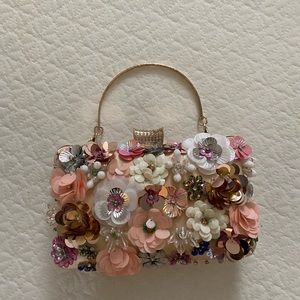 Flower appliquéd clutch